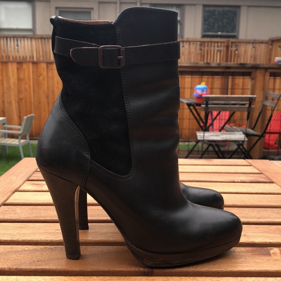 Levi’s heeled booties with side buckle, size 8 - Picture 2 of 3